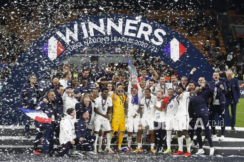 Para pemain Prancis merayakan dengan trofi setelah memenangkan pertandingan sepak bola final UEFA Nations League antara Spanyol dan Prancis di Milan, Italia, Senin (11/10) dini hari WIB. 