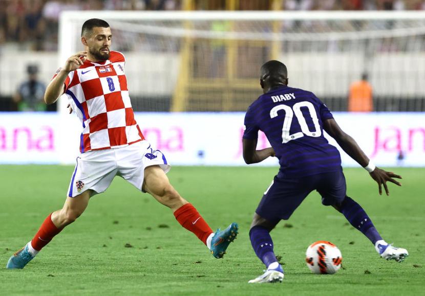 Pemain Prancis Moussa Diaby (kanan) berusaha melewati gelandang Kroasia Mateo Kovacic dala pertandingan UEFA Nations League di Stadion Poljud, Split, Kroasia, Selasa (7/6/2022) dini hari WIB.