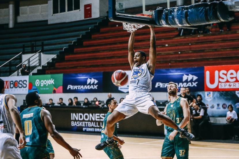 Pemain Prawira Bandung Marquel Devin Beasley melakukan dunk saat menghadapi Bima Perkasa Jogja.