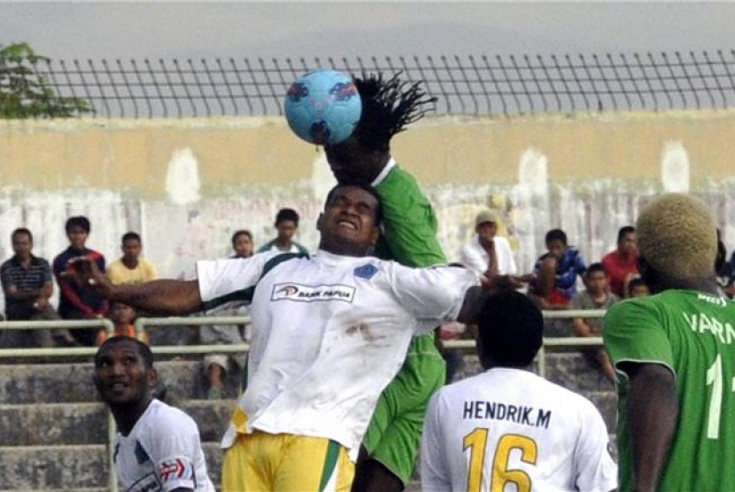 Pemain PSBS Biak (putih-kuning) beraksi dalam salah satu pertandingan Divisi Utama Liga Indonesia musim lalu.