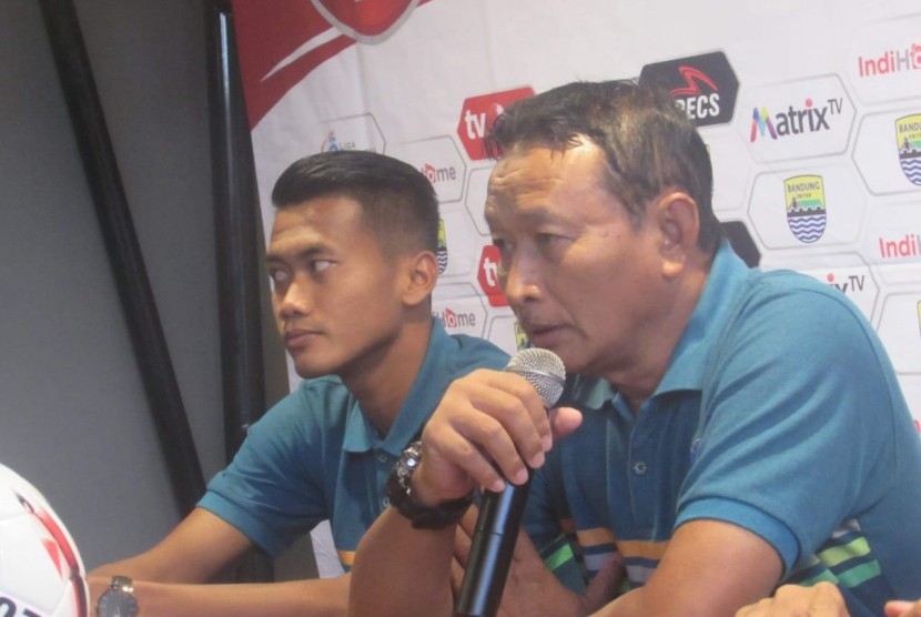 Pelatih Persik Kediri Joko Susilo (kanan).