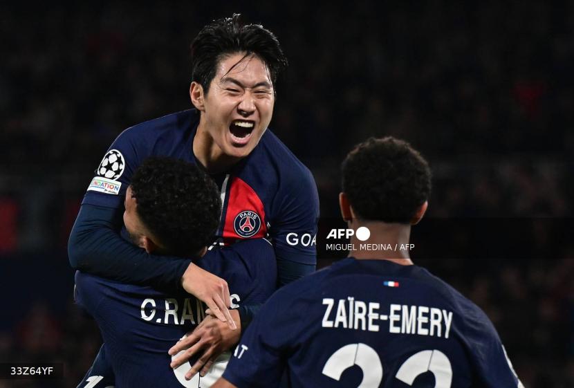 Pemain PSG asal Korea Selatan Lee Kang-in (kiri atas) merayakan golnya ke gawang AC Milan dalam lanjutan Liga Champions.