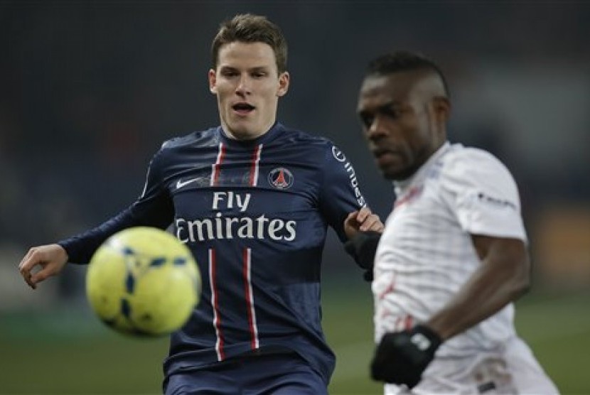 Pemain PSG, Kevin Gameiro (kiri).