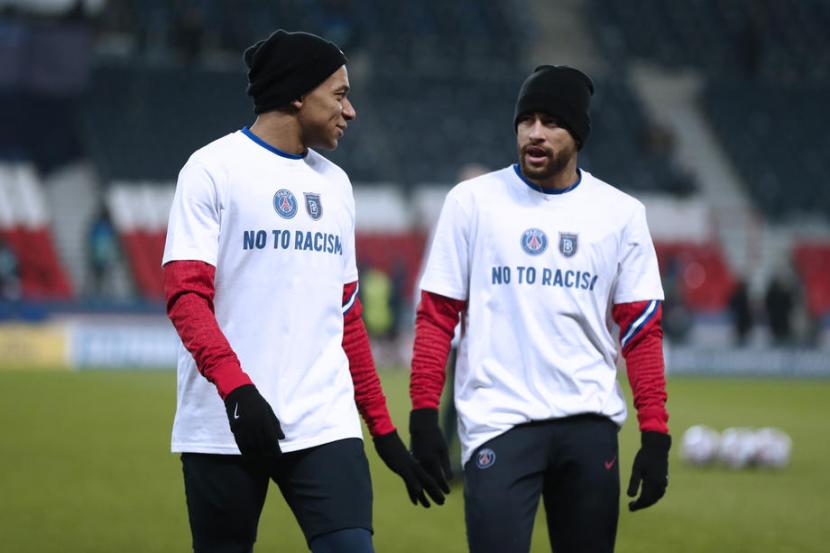 Pemain PSG, Kylian Mbappe (Kiri) dan Neymar (Kanan) mengenakan kaos Antirasisme pada laga melawan Istanbul Basaksehir.