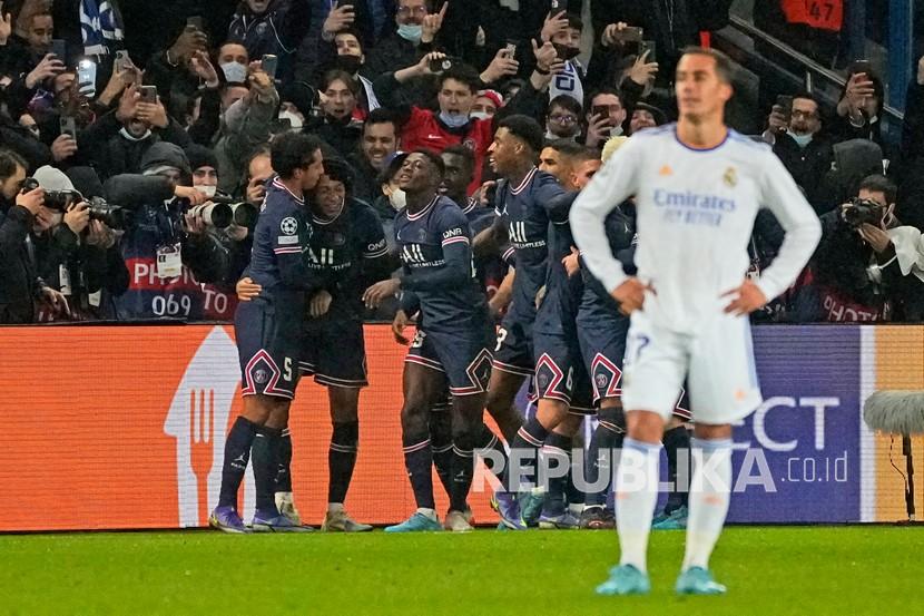  Pemain PSG Kylian Mbappe (kiri kedua) diberi selamat oleh rekan setimnya setelah mencetak gol pembuka timnya saat pertandingan leg pertama babak 16 besar Liga Champions Paris Saint-Germain melawan Real Madrid di stadion Parc des Princes di Paris, Rabu (16/2) dini hari WIB .