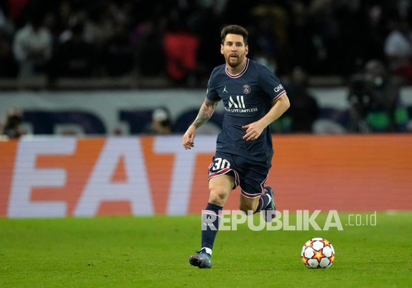 Pemain PSG Lionel Messi berlari dengan bola pada pertandingan sepak bola Grup A Liga Champions antara Paris Saint-Germain dan Manchester City di Parc des Princes di Paris, Rabu (29/9) di hari WIB.