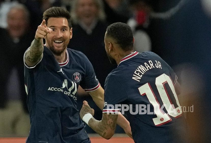Pemain PSG Lionel Messi (kiri) merayakan dengan rekan duetnya, Neymar, setelah mencetak gol bagi timnya.