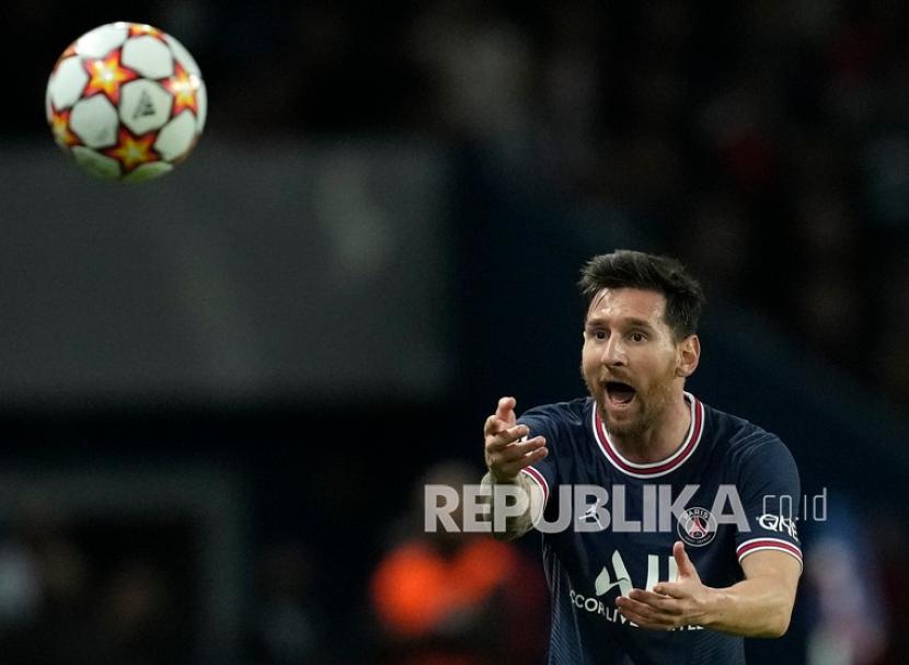  Pemain PSG Lionel Messi melempar bola saat pertandingan sepak bola Grup A Liga Champions antara Paris Saint-Germain dan Manchester City di Parc des Princes di Paris,Rabu (29/9) di hari WIB.