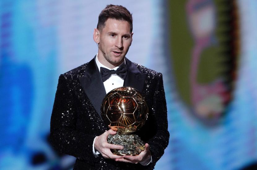 Penyerang Paris Saint-Germain (PSG) Lionel Messi memenangkan Ballon d'Or 2021.