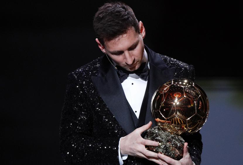 Pemain PSG Lionel Messi memenangkan Ballon d