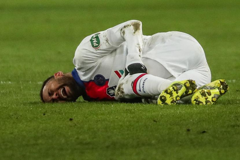 Pemain PSG, Neymar alami cedera saat melawan Caen pada ajang Piala Prancis, Kamis (11/2).