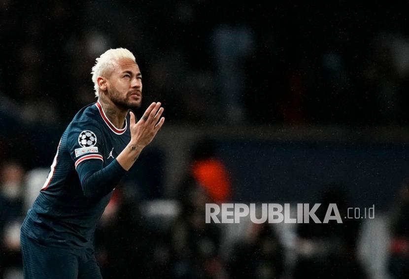  Pemain PSG Neymar memberi isyarat saat pertandingan sepak bola leg pertama babak 16 besar Liga Champions antara Paris Saint Germain dan Real Madrid di stadion Parc des Princes, di Paris, Prancis, Rabu (16/2) dini hari WIB .