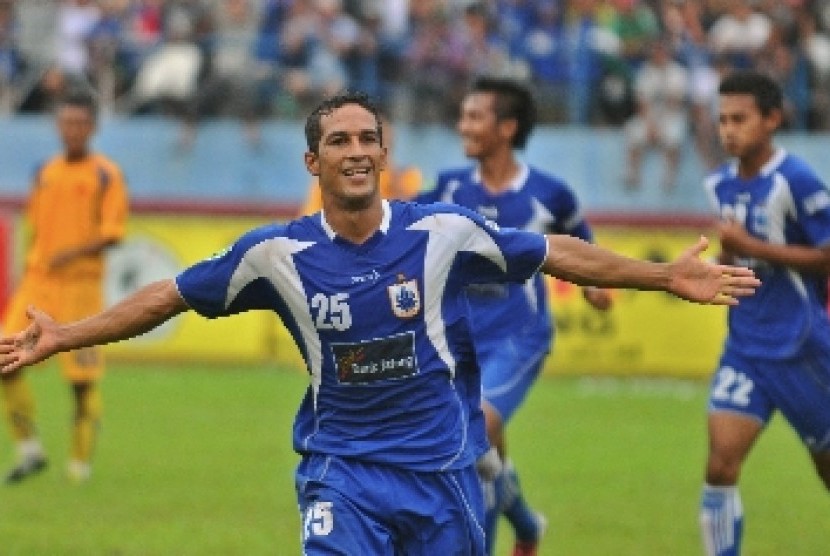 Pemain PSIS Semarang Addison Alves (25) melakukan selebrasi setelah mencetak gol pertama ke gawang Persikad Depok.