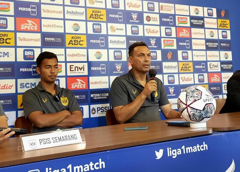 Pemain PSIS Semarang Andreas Ado (kiri) dan pelatih PSIS Sergio Alexandre di Graha Persib, Kota Bandung, Jumat (12/8/2022). 