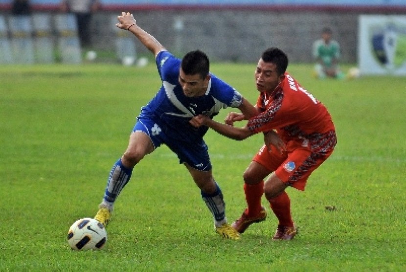 Pemain PSIS Semarang Imral Usman (kiri) berupaya melepaskan diri dari kawalan pemain Persitema Temanggung Eko Purnomo (kanan), pada pertandingan lanjutan sepak bola Divisi Utama Liga Indonesia di Stadion Jatidiri Semarang, Jateng