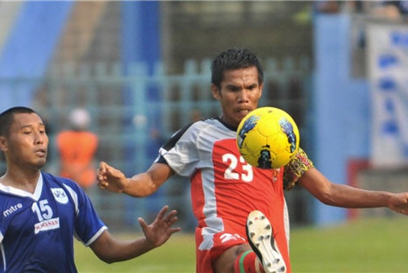 Pemain PSIS Semarang, Iswandi Da'i (kiri), membayangi pemain Bontang FC, Satria Ferry, dalam laga Piala Indonesia musim lalu. 