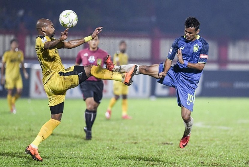 Pemain PSIS Semarang Komarudin (kanan) berebut bola dengan bek Bhayangkara FC Anderson Salles.