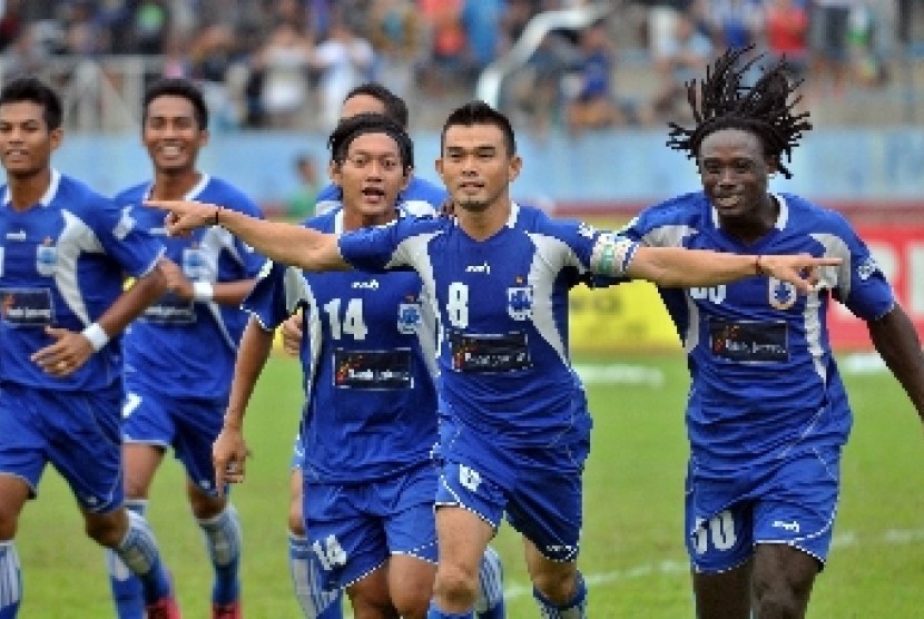 pemain PSIS Semarang melakukan selebrasi setelah Imral Usman menciptakan gol pertama dari titik penalti ke gawang Persitema Temanggung.