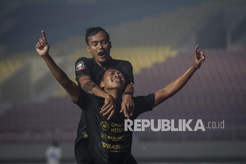 Pemain PSIS Semarang Riyan Ardiansyah (bawah) melakukan selebrasi usai mencetak gol ke gawang Arema FC.