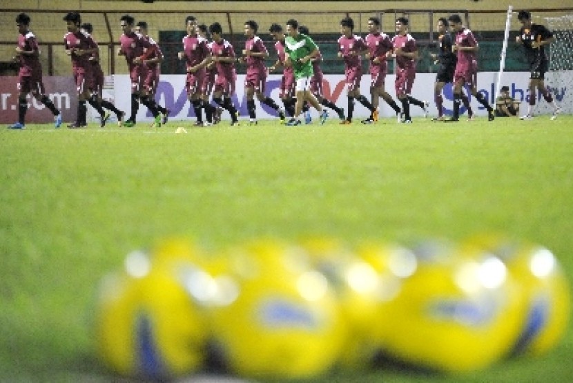 Pemain PSM Makassar melakukan pemanasan saat uji coba lapangan di Stadion Andi Mattalatta Makassar, Sulsel.