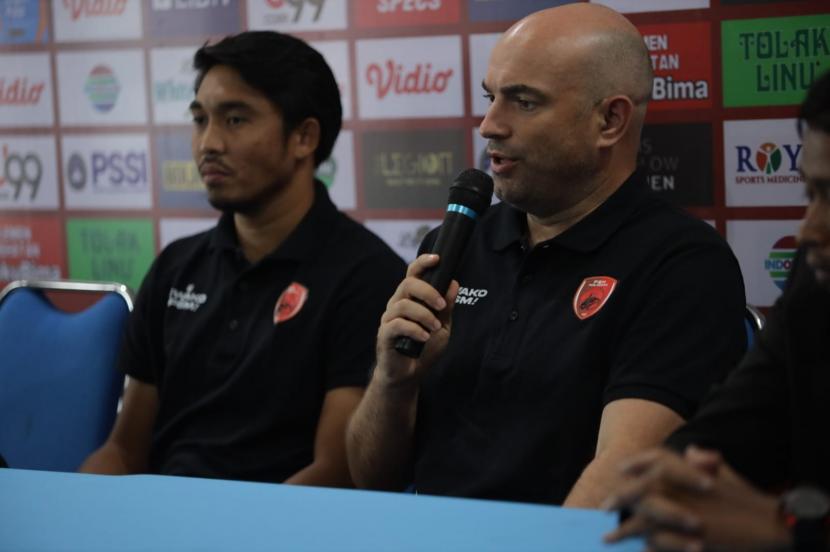 Pemain PSM Makassar, Muhammad Arfan dan pelatih PSM Bernando Tavares dalam konferensi pers jelang laga, Selasa (14/6/2022). 