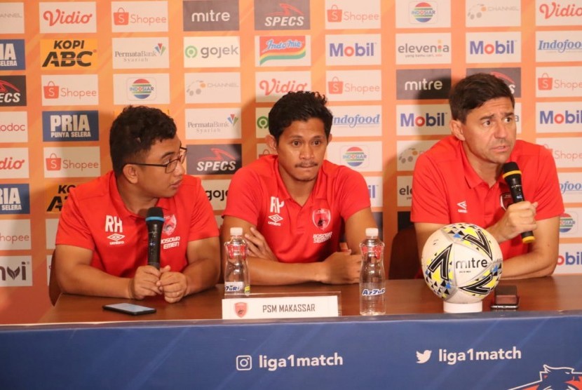 Pemain PSM Makassar Rizky Pellu (kiri) dan pelatih PSM Makassar Darije Kalezic di Graha Persib, Jalan Sulanjana, Kota Bandung, Sabtu (21/12). 
