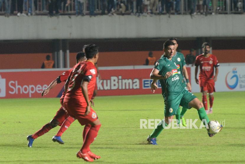 Pemain PSS Brian Ferreira mencoba melewati pemain Semen Padang pada pertandingan Liga 1 di Stadion Maguwoharjo, Sleman, DIY, Sabtu (25/5/2019). PSS ditahan imbang Semen Padang dengan skor 1-1.