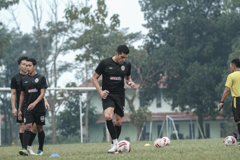 Pemain PSS Sleman, Fabiano Beltrame dalam latihan rutin PSS Sleman di Bandung, Rabu (17/3). 