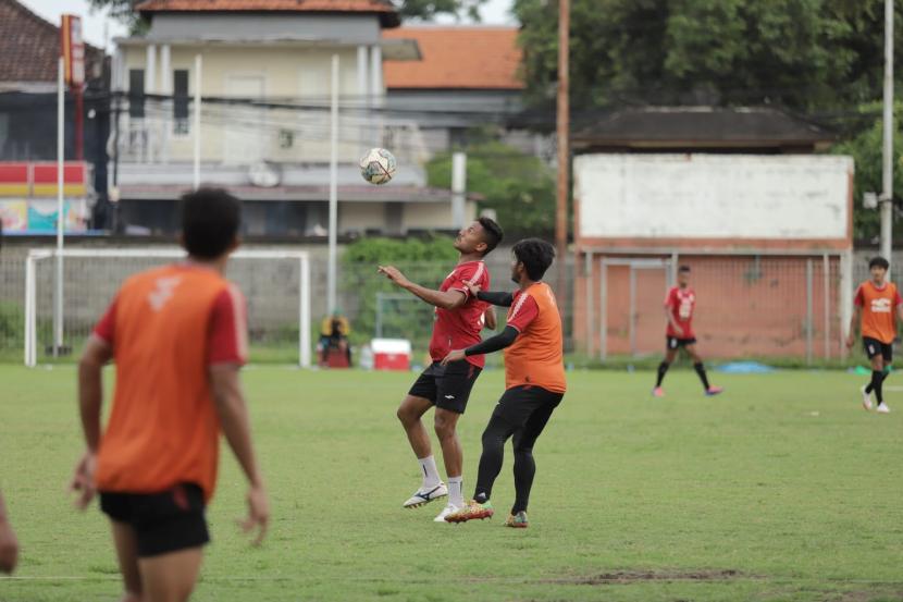 Para pemain PSS Sleman menjalani latihan rutin pada Rabu (9/2/2022). 