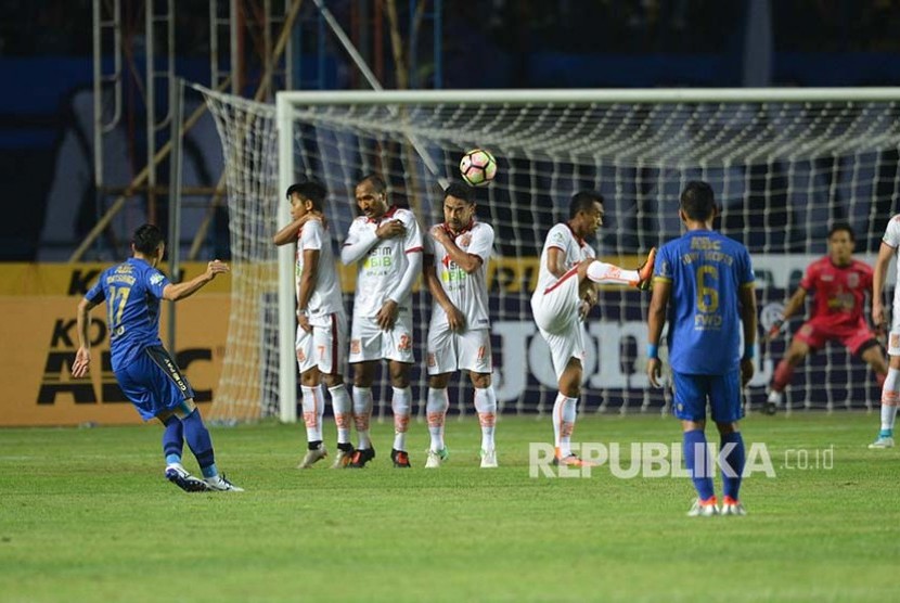 Pemain Pusamania Borneo FC mengadang tendangan bebas winger Persib Sohei Matsunaga dalam laga Liga GojekTraveloka di Stadion GBLA, Bandung, Sabtu (20/5).