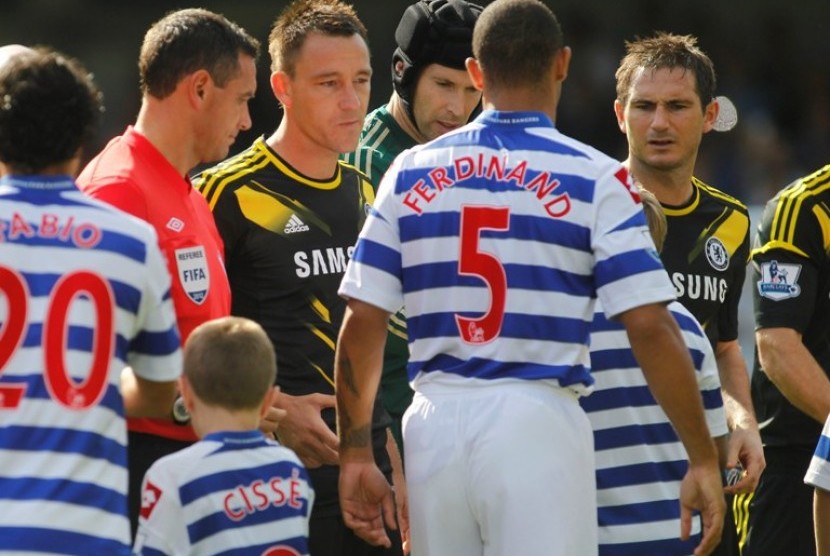 Pemain Queens Park Rangers, Anton Ferdinand menolak jabatan tangan John Terry setelah menjadi korban perkataan rasis kapten Chelsea itu.