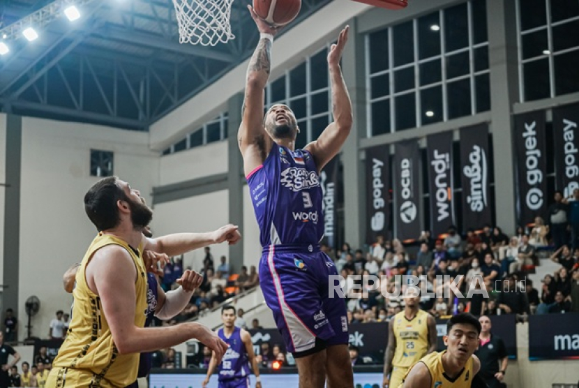 Pemain Rans Simba Bogor KJ Buffen mencetak angka saat menghadapi Kesatria Bengawan Solo pada gim kedua playoff putaran pertama IBL 2025 di Gymnasium Sekolah Vokasi IPB, Bogor, Sabtu (28/6/2025) malam.