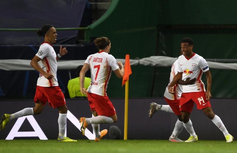 Selebrasi pemain RB Leipzig Tyler Adams (kanan) usai mencetak gol ke gawang Atletico Madrid. Gelandang Atletico Saul Niguez mengakui RP Leipzig pantas menang.