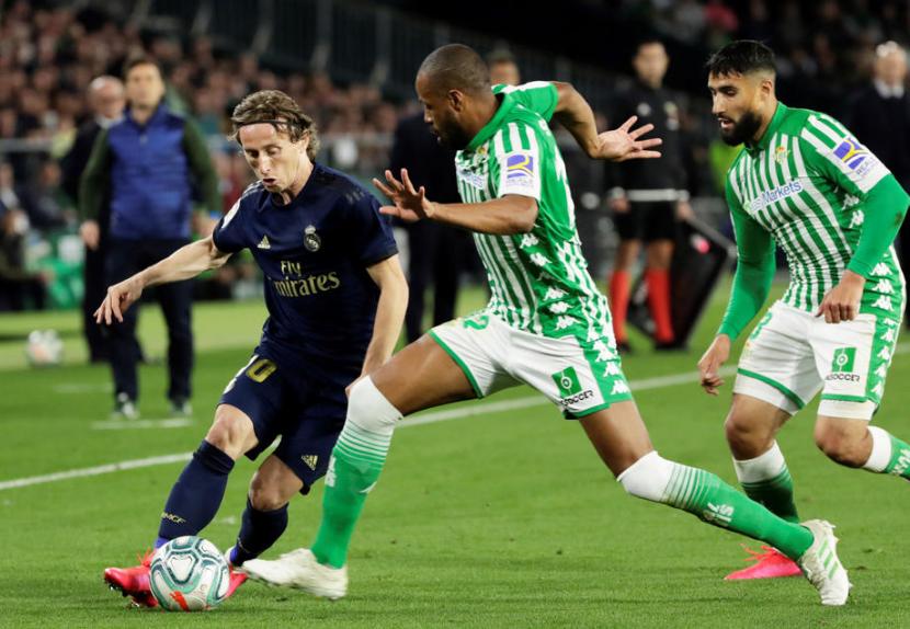 Pemain Real Betis menghadang Gelandang Madrid, Luka Modric.
