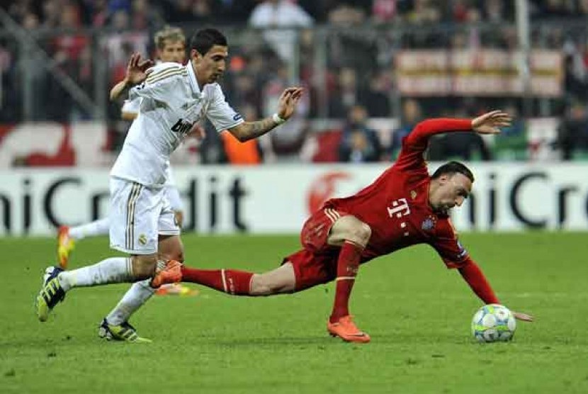 Pemain Real Madrid asal Argentina Angel Di Maria berebut bola dengan Penyerang Bayern Munich Franck Ribery 