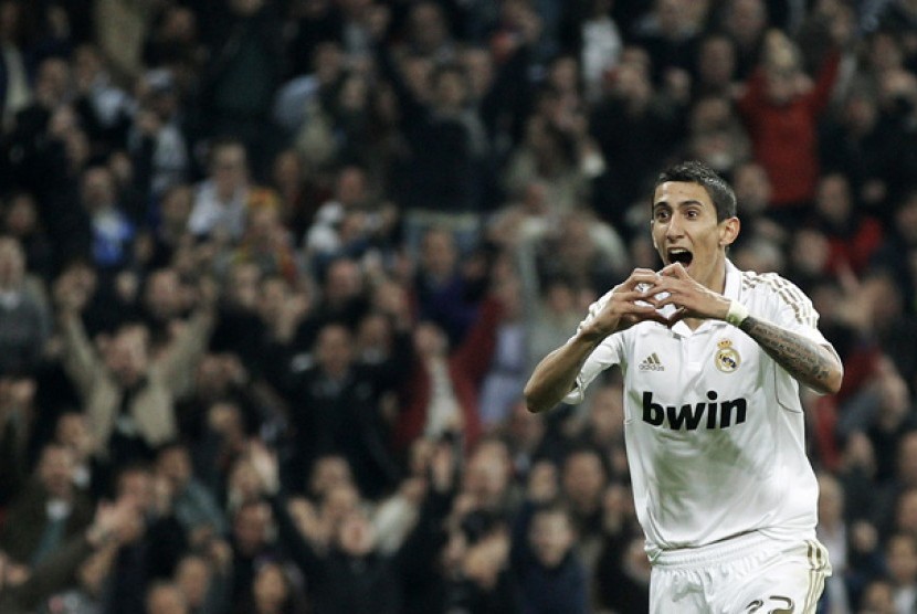 Pemain Real Madrid asal Argentina, Angel Di Maria meluapkan kegembiraannya setelah mencetak gol ke gawang Atletico Madrid dalam lanjutan Liga Spanyol di Santiago Bernabeu, Sabtu (26/11) 2011. 