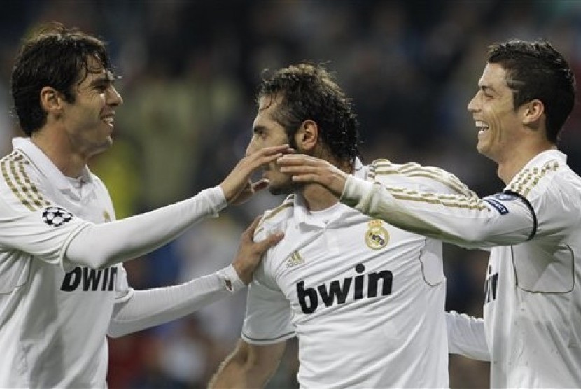 Pemain Real Madrid, Cristiano Ronaldo bersama Kaka (kiri) dan Hamit Altintop (tengah) usai  menjebol gawang APOEL dalam laga semifinal Liga Champions di Stadion Santiago Bernabeu, Madrid, Kamis dini hari (5/4). (Foto:Paul White/AP)