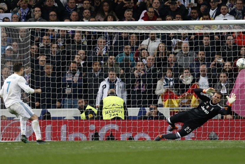 Pemain Real Madrid Cristiano Ronaldo melesakkan bola dalam tendangan penalti di pertandingan perempat final Liga Champions leg kedua antara Real Madrid dan Juventus di Santiago Bernabeu, Kamis (12/4) dini hari WIB. 