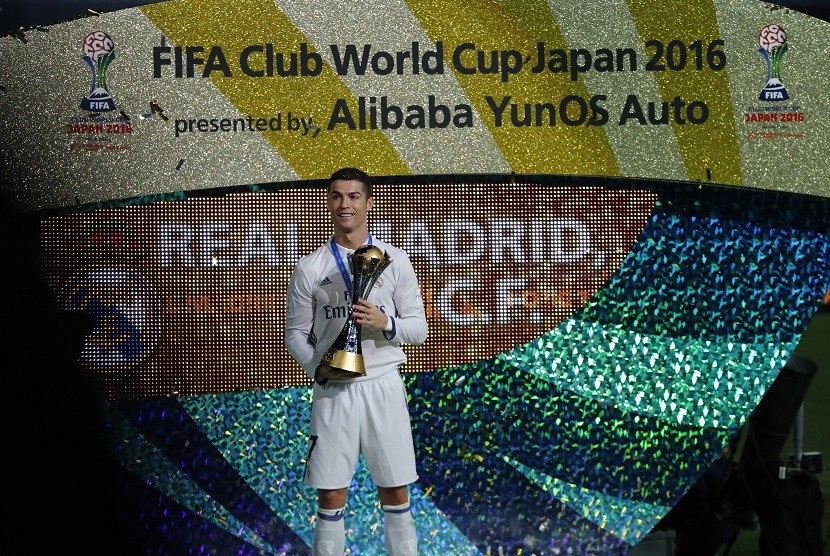  Pemain Real Madrid Cristiano Ronaldo menggenggam piala Piala Dunia Antarklub. Real Madrid menjadi juara setelah mengalahkan Kashima Antlers di Yokohama, Ahad (18/12).