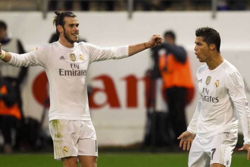 Pemain Real Madrid Cristiano Ronaldo merayakan gol kedua bersama rekan satu timnya Gareth Bale