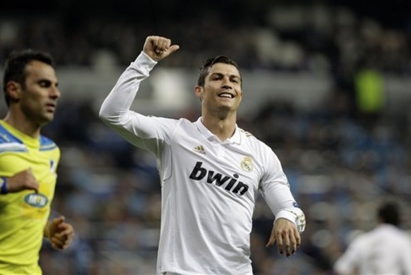  Pemain Real Madrid, Cristiano Ronaldo usai  menjebol gawang APOEL dalam laga semifinal Liga Champions di Stadion Santiago Bernabeu, Madrid, Kamis (5/4). (Foto:Paul White/AP)