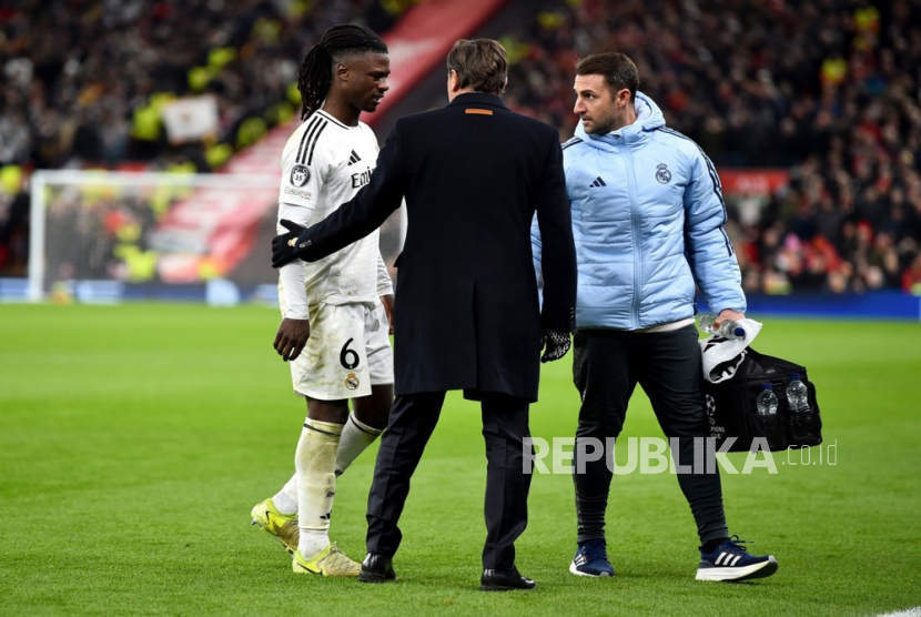 Pemain Real Madrid Eduardo Camavinga (kiri) cedera dan harus meninggalkan lapangan saat menghadapi Liverpool di Liga Champions, Kamis (28/11/2024) dini hari WIB.