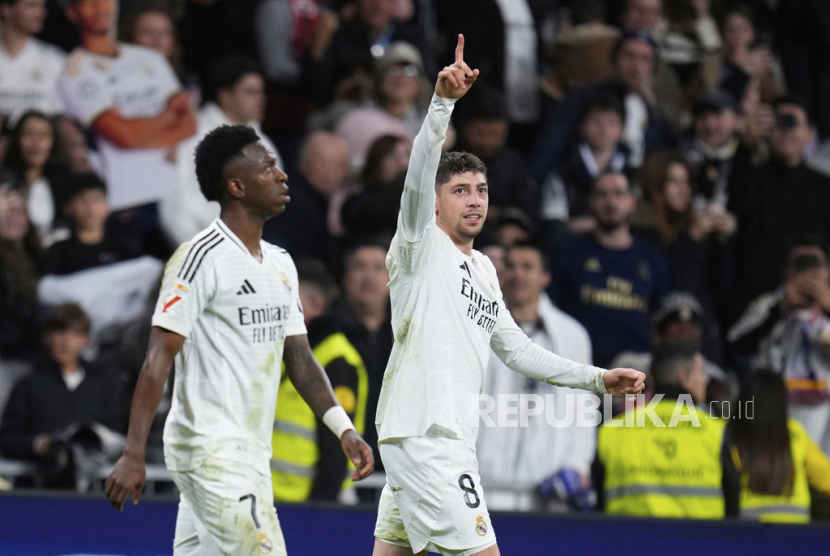 Pemain Real Madrid Federico Valverde (kanan) merayakan gol timnya di samping Vinicius Junior selama pertandingan sepak bola La Liga Spanyol melawan Athletic Bilbao di Stadion Santiago Bernabeu, Madrid, Senin (21/4/2025) dini hari WIB.