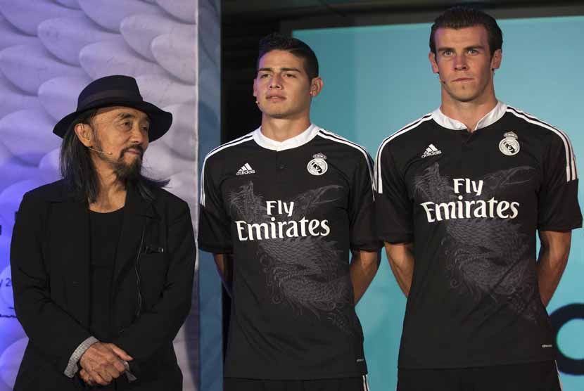 Pemain Real Madrid, Gareth Bale (kanan) dan James Rodriguez, berpose bersama perancang Jepang, Yohji Yamamoto (kiri). Pelatih Everton, Carlo Ancelotti, disebut ingin memboyong dua pemain Real Madrid sekaligus, yakni Gareth Bale dan James Rodriguez.