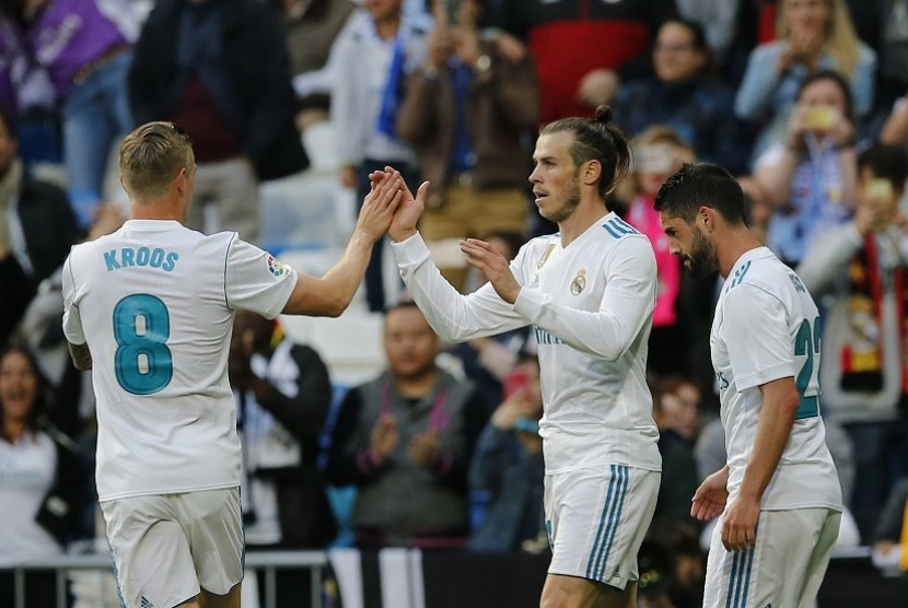  Pemain Real Madrid Gareth Bale (tengah) merayakan gol bersama Toni Kross setelah berhasil mencetak gol pertama ke gawang Celta Vigo di Santiago Bernabeu 
