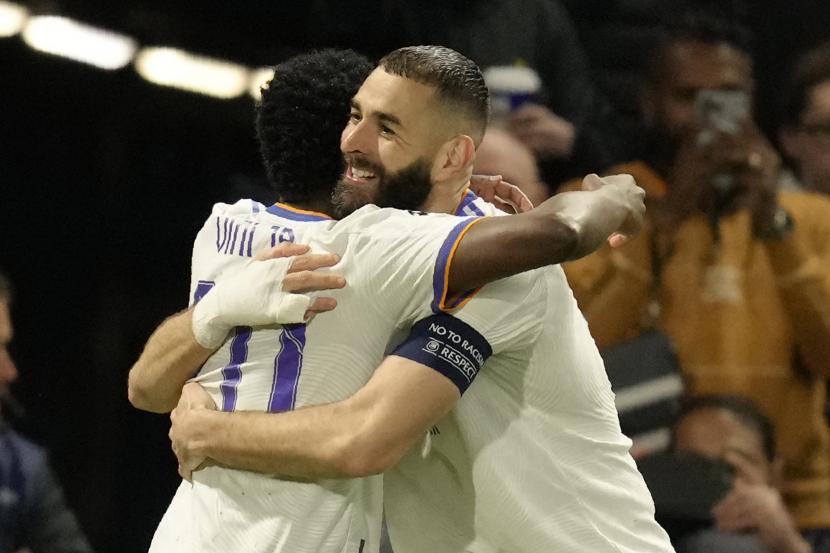 Penyerang Real Madrid Karim Benzema (kanan) saat merayakan gol dengan rekan setimnya Vinicius Junior.