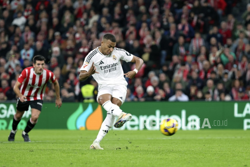 Pemain Real Madrid Kylian Mbappe gagal mengonversi penalti selama pertandingan sepak bola La Liga Spanyol melawan Athletic Club di Bilbao, Spanyol, Kamis (5/12/2024) dini hari WIB.