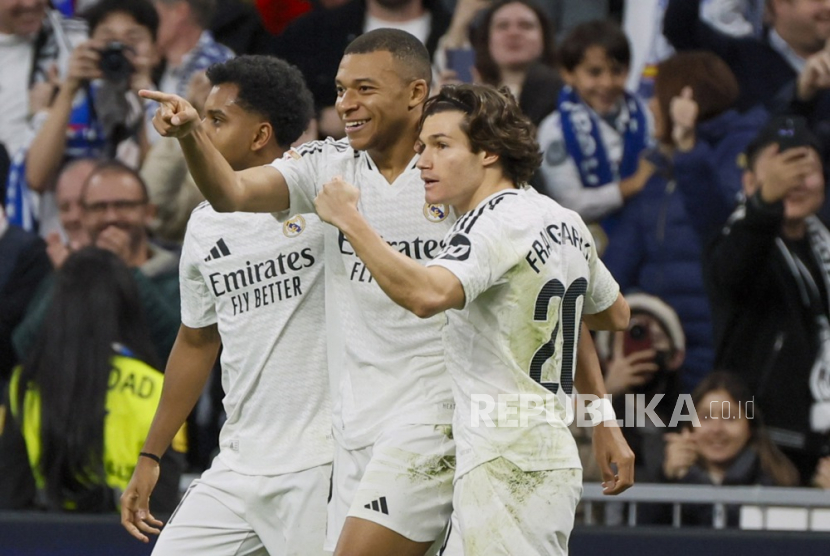 Pemain Real Madrid Kylian Mbappe (tengah) merayakan golnya ke gawang Getafe dalam pertandingan sepak bola La Liga Spanyol di Stadion Santiago Bernabeu, Madrid, Senin (2/12/2024) dini hari WIB.