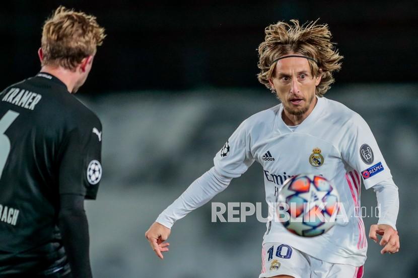 Gelandang Real Madrid Luka Modric (kanan) mencetak gol ke gawang Elche.
