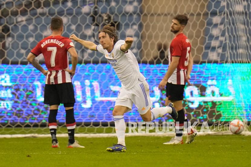  Pemain Real Madrid Luka Modric melakukan selebrasi usai mencetak gol pada final Piala Super Spanyol antara Real Madrid dan Athletic Bilbao di Stadion King Fahd di Riyadh, Arab Saudi,  Senin (17/1/2022) dini hari WIB.